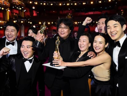El director de 'Parásitos', Bong Joon-ho (centre), amb els membres del seu equip. En vídeo, resum dels principals premis de la gala.