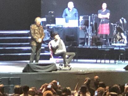 El cantante Joaquín Sabina se despide del público sentado en una silla de ruedas, tras caerse del escenario en un concierto con Joan Manuel Serrat. En vídeo, el momento del accidente.