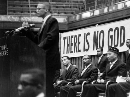 El activista por los derechos civiles Malcolm X durante un discurso en una conferencia de la Nación del Islam, en Chicago, en 1961. En vídeo, tráiler del documental.