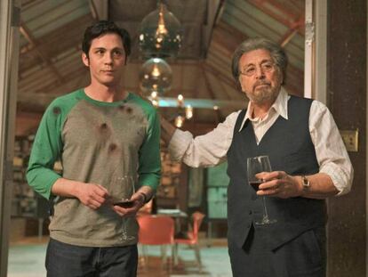 Logan Lerman y Al Pacino, en 'Hunters'.