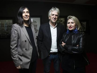 En la foto, María Blasco, Juan Luis Arsuaga y Carmen Calvo. En vídeo, los tres charlan sobre el proyecto CNIO Arte.
