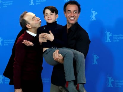 Roberto Benigni junto al director Matteo Garrone, quien sostiene en brazos a Federico Lelapi. En vídeo, el tráiler de la película subtitulado al español.