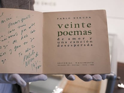 Dedicatoria de Neruda para García Márquez en una primera edición de 'Veinte poemas de amor y una canción desesperada'. En vídeo, imágenes de la colección.