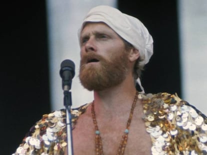 Mike Love en un concierto en 1975. En vídeo, su polémico discurso en el Rock and Roll Hall of Fame.