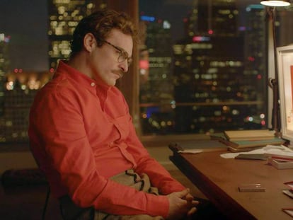 Joaquin Phoenix en 'Her' (2013). En el vídeo, una selección de los grandes amores entre humanos y muñecos en la literatura y el cine.