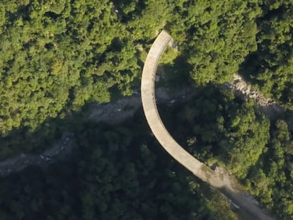 Un puente sin acabar en medio del piedemonte amazónico, en Colombia, protagonista del documental 'Suspensión'.