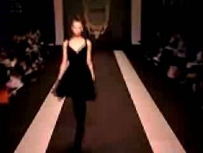 La colección presenta vestidos de faldas con vuelo y cuerpos pegados. Abrigos largos o fruncidos, pantalones masculinos o estrechos.
