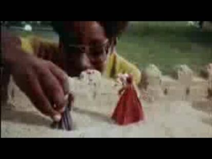 Eddie Murphi repite la experiencia de representar a varios personajes y se mete en la piel del protagonista, Norbit, y de su mujer, Rasputia.