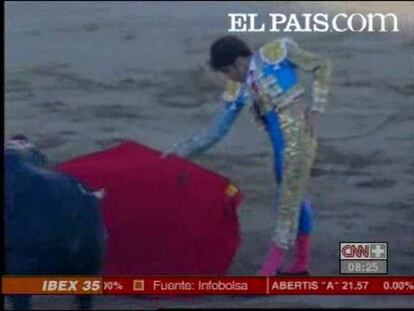 A la misma hora y en la misma plaza donde murió Manolete, el diestro de Galapagar recibió una cornada muy grave de la que tuvo que ser operado en la misma plaza. El matador pidió a la cuadrilla que le hicieran un torniquete, y consiguió terminar la faena. Está ingresado en el Hospital de Linares con pronóstico grave.