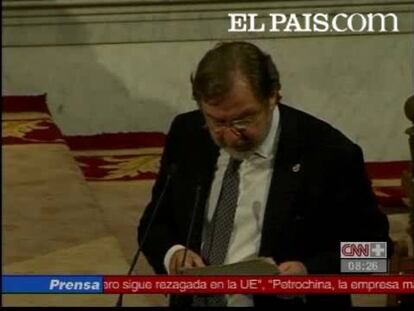 El consejero delegado del grupo PRISA y miembro de la RAE, Juan Luis Cebrián, aconseja al presidente Zapatero durante la presentación de los nuevos dominios multilingües.