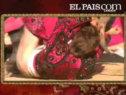 "El Sombrero" corta una oreja de un novillo de vuelta al ruedo. Herido muy grave "El Ruso".