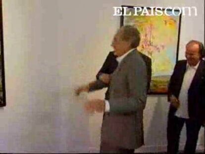 Pal Sarkozy, padre del presidente francés Nicolas Sarkozy, ha presentado esta mañana en Madrid una exposición de 35 cuadros, entre ellos un retrato de su hijo con un pendiente en forma de Legión de Honor.