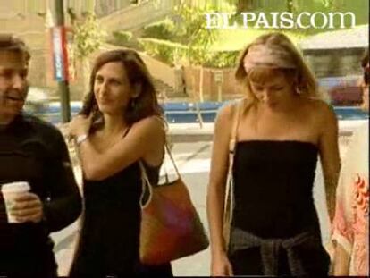 Ángeles González-Sinde estrena su segunda película como directora, "Una palabra tuya", una cinta intimista basada en la novela homónima de Elvira Lindo y que, desde lo cotidiano, relata el difícil salto a la madurez en dos mujeres que trabajan como barrenderas, encarnadas por Malena Alterio y Esperanza Pedreño."Una palabra tuya" es la historia Rosario y Milagros, dos viejas amigas de instituto que se reencuentran y que trabajan como barrenderas. Entre ellas, Morsa, el personaje masculino que interpreta Antonio de la Torre.