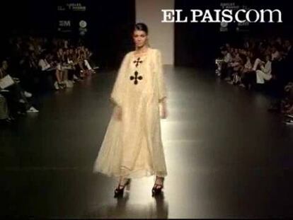 El modisto Fernando Lemoniez presentó en la Cibeles Madrid Fashion Week sus diseños para la próxima primavera-verano, una colección marcada por la diversidad de colores aunque con predominio de los tonos arenosos. El diseñador donostiarra apuesta por la sobriedad para una mujer ante todo urbana, vestida con prendas rectas, blusas vaporosas y faldas de formas simples y líneas depuradas, al tiempo que combina los vestidos maxis con los minis. Destaca la ausencia de estampados, salvo algunos gruesos bordados en los abrigos de temporada. Lemoniez juega con la sencillez pero permite a la mujer lucir altos tacones e incorpora diversos complementos con los que reivindica la década de los noventa.