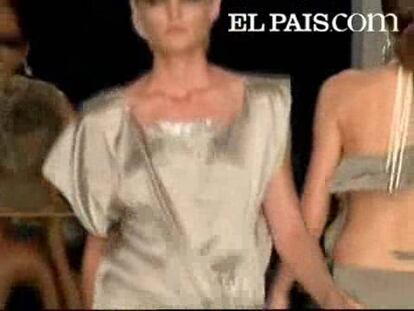 Jon Kortajarena ha sido el encargado de abrir el desfile de los sevillanos Victorio y Lucchino, que han presentado una línea masculina clásica y urbana para la temporada Primavera-Verano 2009. Estampados de Gales, tonos pastel y combinaciones tierra es lo que proponen los diseñadores tanto en su colección masculina como femenina. Para la mujer, juegos de volantes y siluetas ajustadas se mezclan con tejidos vaporosos. El color berenjena ha sido la estrella de este desfile, en el que se ha podido ver una amplia gama de ocres y beige. Las joyas cobran protagonismo en la noche combinadas con ajustados vestidos de raso. Rostros como Marina Pérez o Marta Español no han faltado en la nueva edición de la Pasarela Cibeles, que este año cuenta con la participación de 52 diseñadores.