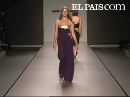 Ángel Schlesser ha sido el encargado de realizar el tercer desfile de la tarde en la Cibeles Madrid Fashion Week. El diseñador ha hecho una firme apuesta por las prendas sencillas para el día con gran protagonismo de los complementos. Camisas entalladas y abrigos en tejidos brillantes han sido algunas de las propuestas que el diseñador ha presentado para la Primavera-Verano del próximo año. Como novedad, Ángel Schlesser reinventa el clásico esmoquín combinándolo con un pantalón de lamé negro o en su versión más innovadora, con una chaqueta blanca de algodón tecnológico. Para la noche, el diseñador ha mostrado vestidos largos y de inspiración romana realizados en tejidos ligeros como el satén o la gasa. Los detalles dorados en cuello y caderas completan la colección de la próxima temporada 2009.
