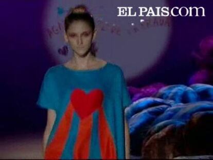 La jornada del lunes se cierra de nuevo con los corazones y los estampados en formas redondeadas y muchas flores para la colección de verano de Agatha Ruiz de la Prada. La original diseñadora propone, en su línea, unos diseños de prendas veraniegas muy coloristas y alegres. Por eso sus modelos han desfilado por Cibeles como salidas de un cómic.