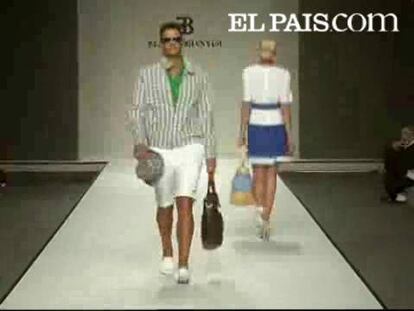 Elio Berhanyer ha conseguido reinventarse a sí mismo al ofrecer una colección elegante y sorprendente en la edición número 48 de la Madrid Cibeles Fashion Week. Para el día, el veterano diseñador cordobés apuesta por vestidos sencillos de corte clásico que imitan el estilo de Jackie Kennedy. En esta colección, los complementos adquieren protagonismo propio e incluso los modelos masculinos han desfilado sobre la pasarela acompañados de bolsos de gran tamaño. Cordones de raso y galones acompañan las prendas más clásicas a través de las cuales Berhanyer vuelve a reivindicar la costura. Para la noche, el diseñador propone juegos de volantes y estampados multicoleres en vestidos que llegan hasta los tobillos.