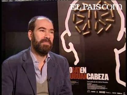 El director de 'Tiro en la cabeza', que hoy se estrena, comparte con ELPAÍS.com las motivaciones que subyacen a esta polémica película que cuenta de manera aséptica el atentado de ETA contra la Guardia Civil en Capbreton