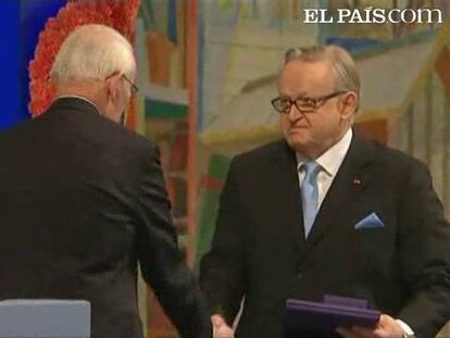 Oslo ha celebrado la entrega del Premio Nobel de la Paz que en esta edición ha recaído en el ex presidente de Finlandia, Martti Ahtisaari, por sus esfuerzos durante más de tres décadas para llevar la paz al mundo. En su discurso, Ahtisaari ha pedido al recién elegido presidente de los EEUU, Barack Obama, a que dé una prioridad "alta" al conflicto de Oriente Medio. El ex presidente finlandés ha recibido el premio, dotado con casi un millón de euros en el Ayuntamiento de Oslo y en presencia de la familia real noruega.