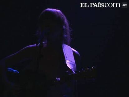 Russian Red canta 'I'm down' en directo
