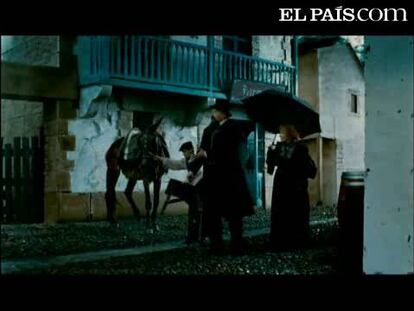 El realizador cinematográfico estrena 'Esperpentos', la adaptación al cine, en colaboración con Rafael Azcona y en un solo largometraje, de 'Martes de carnaval'.