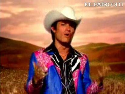 Gael García Bernal, cantando en plan norteño en 'Rudo y Cursi'