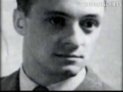 Ha muerto un referente de la literatura contemporánea. El poeta Mario Benedetti ha fallecido en su casa de Montevideo a los 88 años. Murió en casa, con los suyos. Y tan discreto como siempre. Aunque ya avisaban sus habituales ingresos en el hospital, el final llegó anoche. A Mario Benedetti le acompañan sus 80 novelas, cuentos, ensayos. Títulos tan emblemáticos como 'La tregua', que en el cine casi gana un Oscar. Y esas poesías que fueron su gran pasión. Obras que le convirtieron en un icono. Y cuyo premio fueron sus lectores, porque no esperaba otros.No paró nunca de escribir ni de viajar. Su obligado exilio durante la dictadura uruguaya le dejó Madrid como segundo hogar.Y junto a él siempre ella, su único amor, la Luz que le acompañó durante 60 años y que se apagó hace tres.Le costó, pero siguió. Con nuevos trabajos en los que el amor y la solidaridad daban paso a la muerte. La que hoy hace que Uruguay despida a uno sus grandes. La capilla ardiente se instalará hoy en el parlamento de Uruguay.