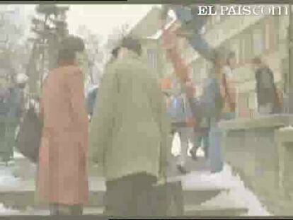 Josef es un profesor de Literatura de Secundaria que, al darse cuenta un día de que ya no entiende a sus alumnos, abandona de inmediato la enseñanza. Esto supone un duro golpe para Eli?ka, su mujer desde hace treinta años, que ahora tiene a su irritable y gruñón compañero en casa todo el día. Sin embargo, Josef piensa que aún tiene mucho que aportar a la sociedad y que debería conseguir otro trabajo. Ninguno de sus intentos laborales funciona - y mucho menos el de ser el único mensajero en bicicleta de sesenta y cinco años de Praga - hasta que acepta un puesto a tiempo parcial como reponedor de botellas en el supermercado local.
A lo largo de este tiempo en el supermercado, Josef llega a la conclusión de que lo que tiene que enseñar a la gente no está necesariamente en los libros, por tanto, decide convertirse en un estudiante de la vida. No obstante, Josef siempre ha sido un entrometido, y muy pronto su fina implicación en las vidas de otras personas le busca complicaciones que requieren soluciones dramáticas.