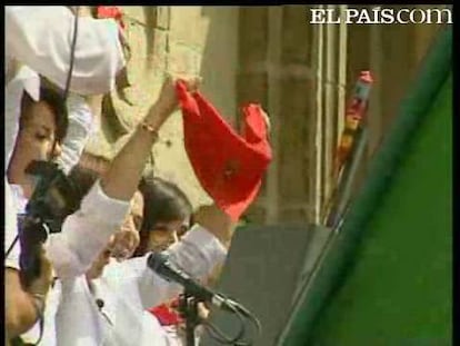 Los Sanfermines ya han comenzado en Pamplona después de que la portavoz socialista en el Ayuntamiento, Maite Esporrín, lanzara el chupinazo. Gritos, calor, bebida y sobre todo ganas de pasarlo bien de cara a estos nueve días de fiesta que se presentan en la capital navarra donde esperan la visita de miles de personas.