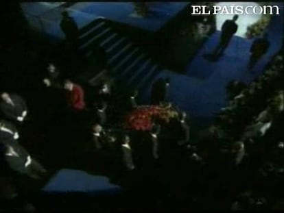 El homenaje a Michael Jackson ha comenzado en el pabellón Staples Center de Los Ángeles con la entrada del féretro. El ataúd, trasladado desde el cementerio Forest Lawn, ha llegado entre los aplausos y las voces de un coro de góspel.