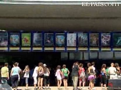 Cientos de fans de Harry Potter acuden a los cines para conseguir su entrada al estreno de <i>Harry Potter y el Misterio del Príncipe</i>. Como en anteriores ocasiones las aventuras de los personajes de J.K. Rowling, vuelven a colapsar los cines en España.