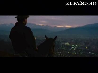 Se podrá ver por primera vez en la 57 edición del Festival Internacional de Cine de San Sebastián, 'El baile de la victoria' no se estrenará hasta el 4 de diciembre. La última película del cineasta Fernando Trueba es una adaptación de la novela homónima del chileno Antonio Skármeta (El cartero y Pablo Neruda); el guión es obra del escritor en colaboración con el director y el hijo de éste, Jonás. El largometraje cuenta una historia de amor y venganza que se desarrolla en Chile, justo después de que la democracia haya llegado al poder. El reparto está encabezado por el actor Ricardo Darín, que interpreta a un ladrón de bancos, y lo completan, entre otros, Ariadna Gil y Abel Ayala.
