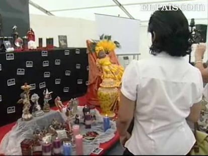 La tradición dice que en el Día de los difuntos, los muertos bajan a visitar a sus familiares. En muchas casas preparan la esperada visita con altares. Este ritual mexicano exige que el Altar de Muertos se monte al tiempo en que las almas regresan a casa para convivir con sus familiares vivos. Así, pueden alimentarse con lo que se ofrece en los altares domésticos.Algunas familias, en México, van a comer con sus muertos al cementerio, a donde llevan la música que les gustaba. Otros, con estos altares, prefieren no salir de casa para estar con los familiares difuntos. Pétalos, velas, agua e imágenes de santos o de la misma muerte sirven para que los muertos, por un día, abandonan los cementerios y estén cerca de quienes les recuerdan en vida.