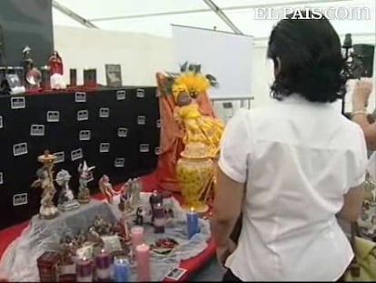 La tradición dice que en el Día de los difuntos, los muertos bajan a visitar a sus familiares. En muchas casas preparan la esperada visita con altares. Este ritual mexicano exige que el Altar de Muertos se monte al tiempo en que las almas  regresan a casa para convivir con sus familiares vivos. Así,  pueden alimentarse con lo que se ofrece en los altares domésticos.Algunas familias, en México, van a comer con sus muertos al cementerio, a donde llevan la música que les gustaba. Otros, con estos altares, prefieren no salir de casa para estar con los familiares difuntos. Pétalos, velas, agua e imágenes de santos o de la misma muerte sirven para que los muertos, por un día, abandonan los cementerios y estén cerca de quienes les recuerdan en vida.