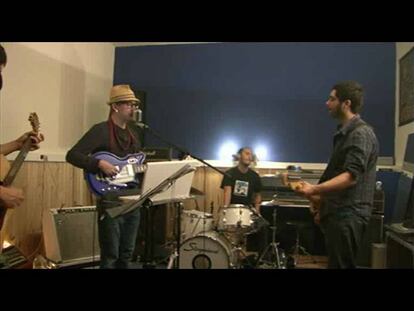 El cantautor tejano comienza hoy su gira española con el cuarteto zaragozano como teloneros