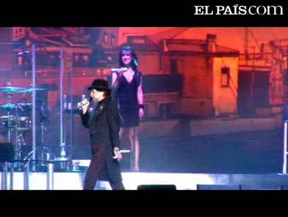 Joaquín Sabina interpreta 'Viudita de Clicquot' de su álbum 'Vinagre y Rosas' durante el concierto ofrecido en Madrid el 15/12/2009