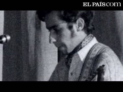 El guitarrista de Leonard Cohen, Javier Mas, nos recibe a ritmo de blues en el salón de su casa. (Este reportaje forma parte del especial 'Entre bambalinas', proyecto final de digital de los alumnos de la 23ª promoción de la Escuela de Periodismo UAM / EL PAÍS 2009)