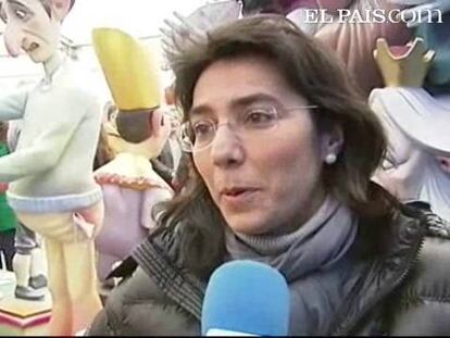 Este año la lucha está entre los políticos, la economía y la televisión. Y es que tenemos ya un indicio de por dónde irán este año las fallas de Valencia. La actualidad política se reparte entre las figuras del presidente del Gobierno, José Luis Rodríguez Zapatero, la alcaldesa Rita Barberá y el líder del PP, Mariano Rajoy, sin olvidar a la única figura que representa al presidente Obama. Ingenio y arte, marcados por la crisis económica, preparados ya para arder.