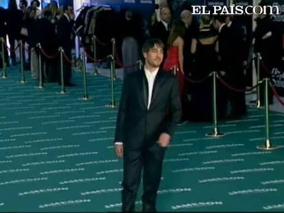 La tradicional alfombra roja ha sido sustituida por una verde, pero las estrellas patrias brillan igual que las de Hollywood. Los protagonistas de 'Ágora', 'Celda 211', 'El secreto de tus ojos', 'El baile de la Victoria' y muchas otras han posado para los medios con sus mejores galas y su mejor sonrisa, a sabiendas de que en esta noche mágica del cine todo puede pasar.