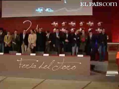 Una gran representación del mundo del toro y la cultura se ha reunido en Sevilla para firmar un Manifiesto en Defensa de la Tauromaquia, y la presentación de la nueva imagen de la Feria Mundial del Toro de cara al próximo año. En la mesa, políticos, ganaderos, toreros, cineastas y escritores, que quieren responder a las recientes campañas que persiguen la eliminación de las corridas. Entre los firmantes figuran el escritor Fernando Savater, el cineasta Agustín Díaz Yanes, la Duquesa de Alba o los toreros Curro Romero, Morante, Ortega Cano, El Cid, Joselito y Canales Rivera.Con este manifiesto los amantes del toro pretenden ensalzar los valores culturales, económicos y ecológicos del toreo, así como reclamar una mayor atención por parte del Gobierno central y de los autonómicos.