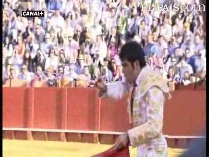 Miguel Tendero ha cuajado una importante faena al tercer toro de José Luis Pereda en Sevilla. El espada, sin embargo, perdió todo triunfo por la espada. El quinto le infirió a Delgado una cornada menos grave en el muslo derecho. <a href="http://www.elpais.com/toros/feria-de-abril/"><b>Vídeos de la Feria de Abril</b></a>