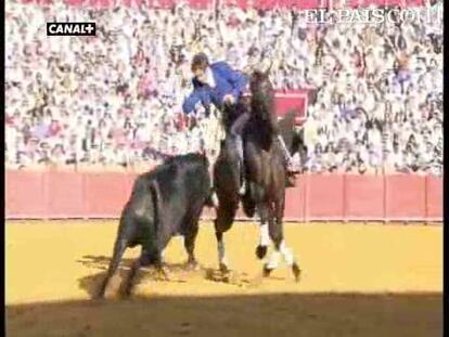El rejoneador Diego Ventura ha sido el primero en abrir la Puerta del Príncipe en esta Feria de Abril, al cortar un total de cuatro orejas. Hermoso de Mendoza no tuvo suerte con su lote y Fermín Bohórquez fue silenciado con sus toros, que formaban parte de una descastada corrida de su propio hierro. <a href="http://www.elpais.com/toros/feria-de-abril/"><b>Vídeos de la Feria de Abril</b></a>