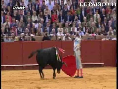 El mexicano Arturo Macías resultó cogido en su segundo toro. La tarde de su presentación en la Maestranza se saldó con una cornada de 20 cm. Iván Fandiño, que también debutaba en Sevilla, trató de justificarse con los descastados y peligrosos toros de Palha, al igual que Serafín Marín.    <a href="http://www.elpais.com/toros/feria-de-abril/"><b>Vídeos de la Feria de Abril</b></a> 