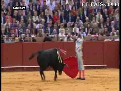El mexicano Arturo Macías resultó cogido en su segundo toro. La tarde de su presentación en la Maestranza se saldó con una cornada de 20 cm. Iván Fandiño, que también debutaba en Sevilla, trató de justificarse con los descastados y peligrosos toros de Palha, al igual que Serafín Marín. <a href="http://www.elpais.com/toros/feria-de-abril/"><b>Vídeos de la Feria de Abril</b></a>