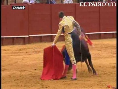 Faena cumbre del madrileño, que ha cortado tres orejas y da dos vueltas al ruedo tras lidiar dos buenos toros de El Ventorrillo en una tarde histórica en La Maestranza.   <a href="http://www.elpais.com/toros/feria-de-abril/"><b>Vídeos de la Feria de Abril</b></a> 