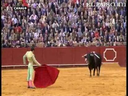 Un interesante encierro de El Pilar se ha lidiado en la décima de la Feria de Abril, en la que Castella y Manzanares, que firmó la actuación más destacada de la tarde, cortaron una oreja. El Cid, sin embargo, no se entendió con los toros de su lote. <a href="http://www.elpais.com/toros/feria-de-abril/"><b>Vídeos de la Feria de Abril</b></a>