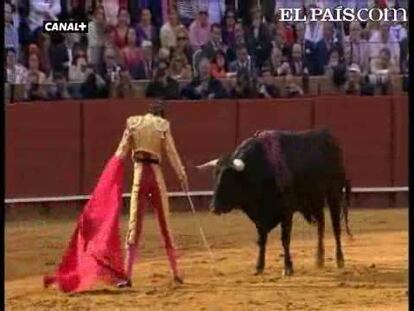 El joven espada Rubén Pinar dio una vuelta al ruedo tras enfrentarse al mejor toro de la corrida de Alcurrucén lidiada hoy en Sevilla. Curro Díaz dejó detalles con la muleta, y Matías Tejela sólo pudo dar muestras de su disposición. <a href="http://www.elpais.com/toros/feria-de-abril/"><b>Vídeos de la Feria de Abril</b></a>