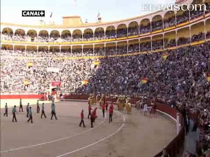 El matador Curro Díaz ha obtenido la primera oreja en la tarde que ha abierto el ciclo venteño, tras firmar una faena con derechazos de buen gusto. Juan Bautista y Eduardo Gallo fueron silenciados con una corrida baja de raza de Salvador Domecq, remendada con un sobrero de Navalrosal. <a href=" http://www.elpais.com/toros/feria-de-san-isidro/"><b>Vídeos de la Feria de San Isidro</b></a>