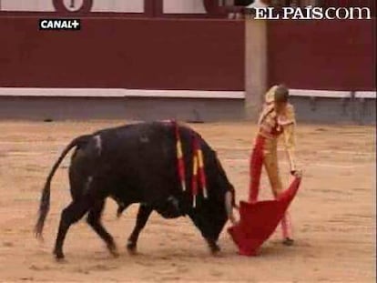 El joven espada Javier Cortés ha confirmado alternativa en el tercer festejo de San Isidro. Él protagonizó los mejores momentos de una anodina tarde, deslucida por el escaso juego de los toros de Bañuelos y Osborne. Uceda Leal y El Capea se fueron de vacío. <a href=" http://www.elpais.com/toros/feria-de-san-isidro/"><b>Vídeos de la Feria de San Isidro</b></a>